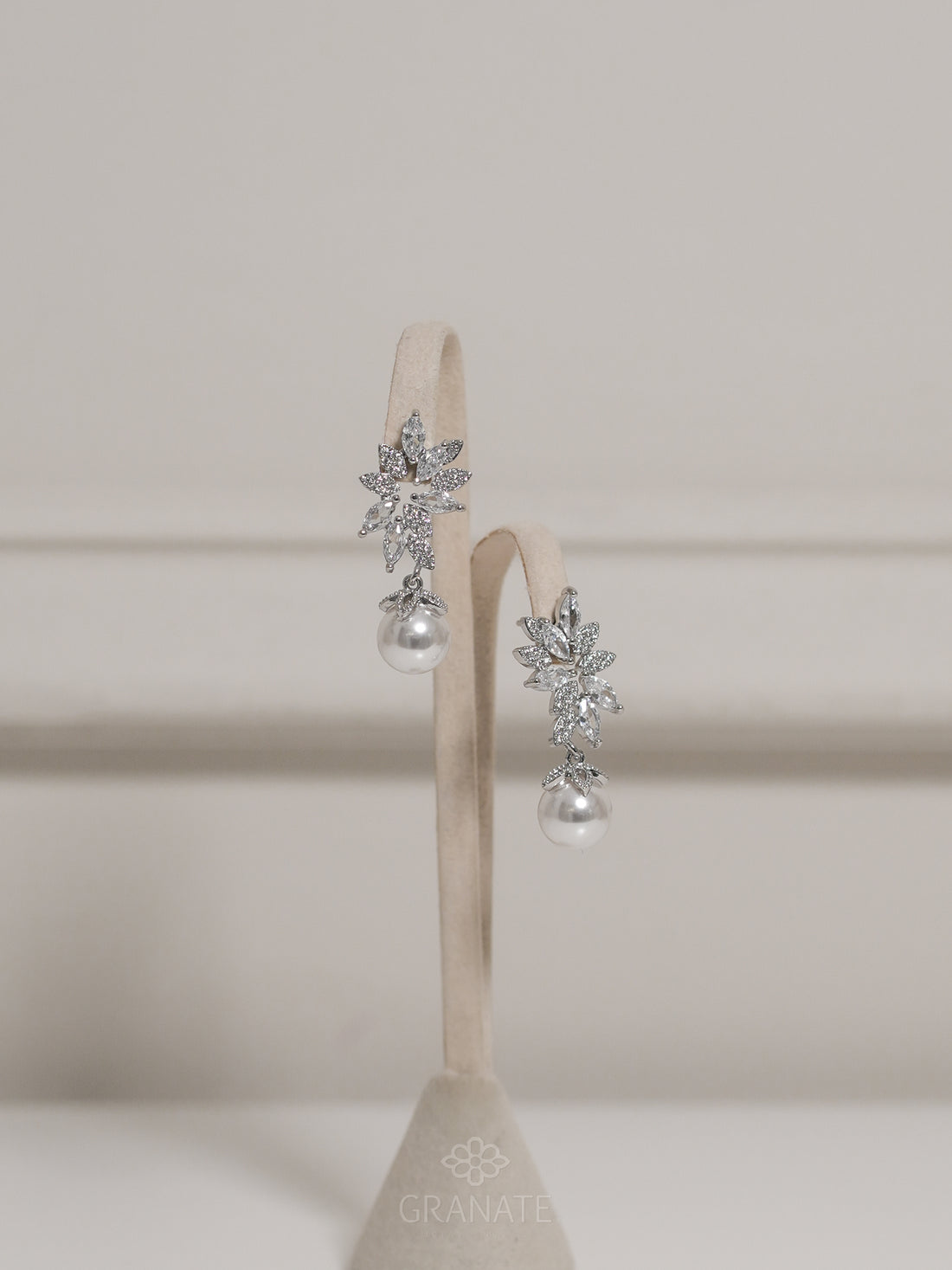 Aretes Hojas Pavé y Perla
