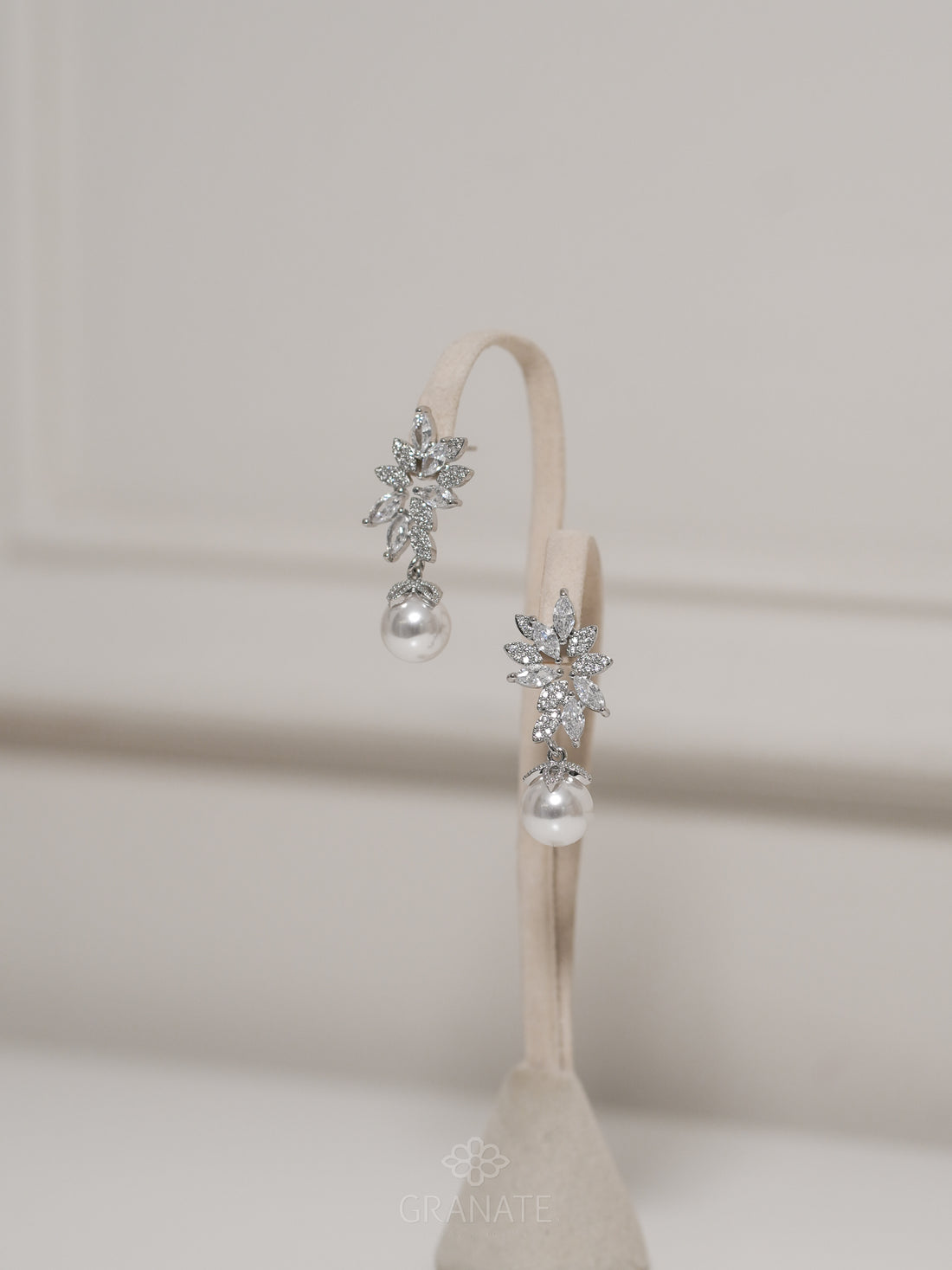 Aretes Hojas Pavé y Perla