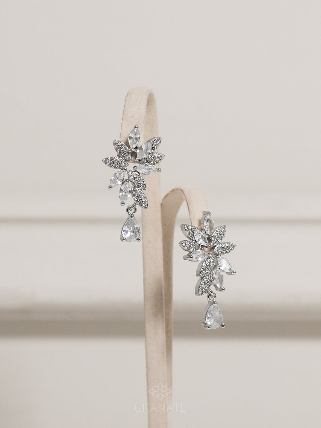 Aretes Hojas Pavé y Gota