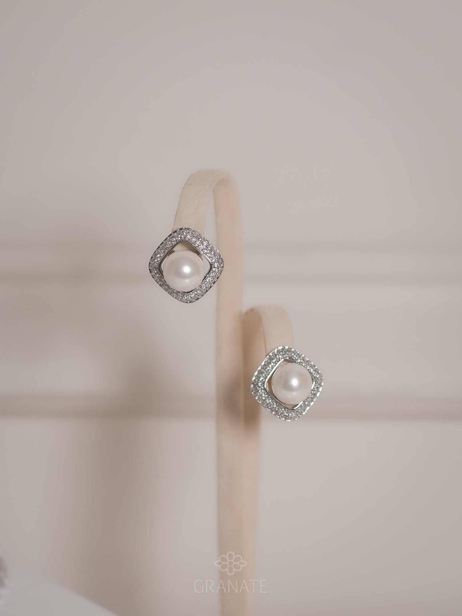 Aretes Cuadrado Perla Centro
