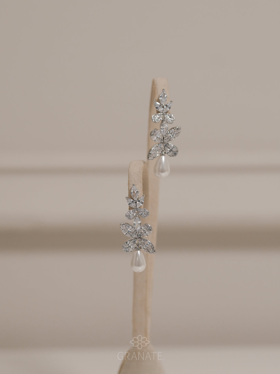 Aretes Hojas con Perla Gota