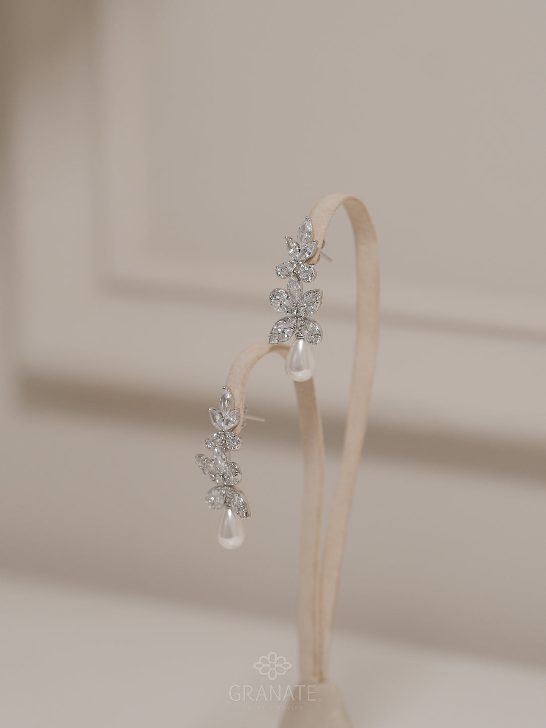 Aretes Hojas con Perla Gota