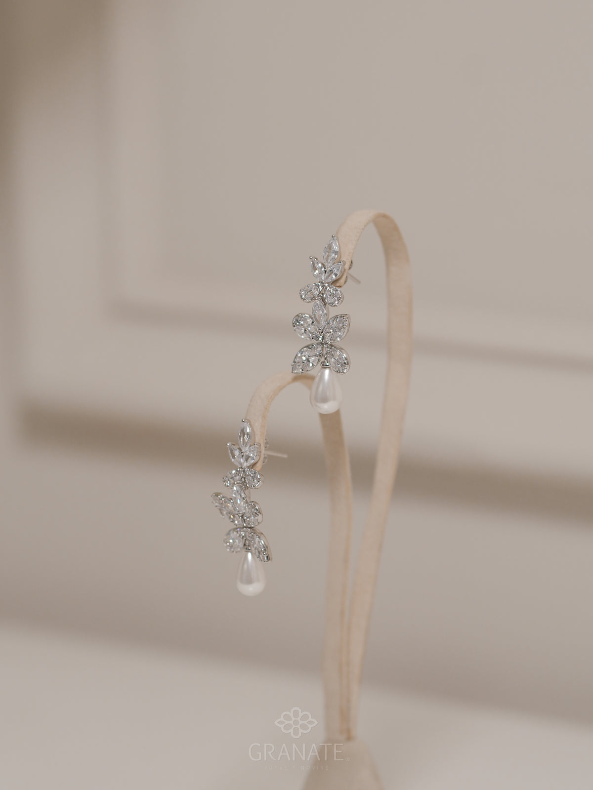 Aretes Hojas con Perla Gota