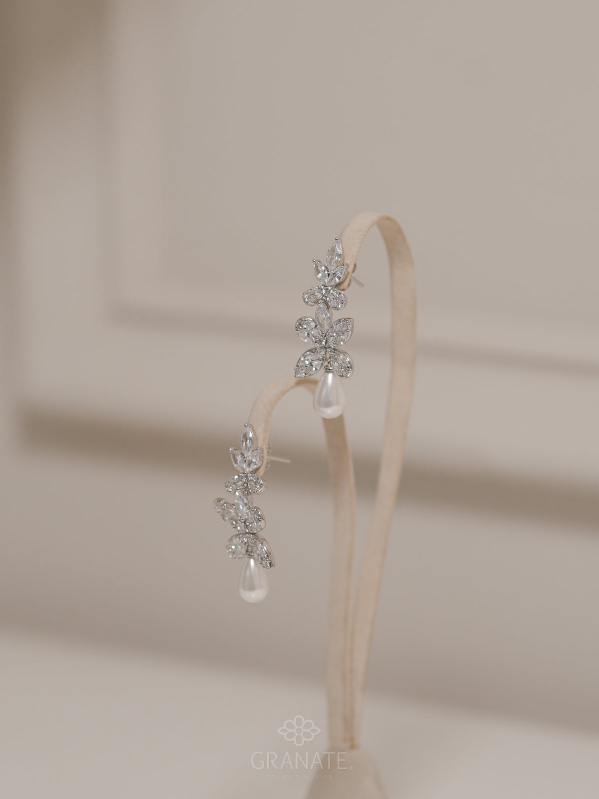 Aretes Hojas con Perla Gota