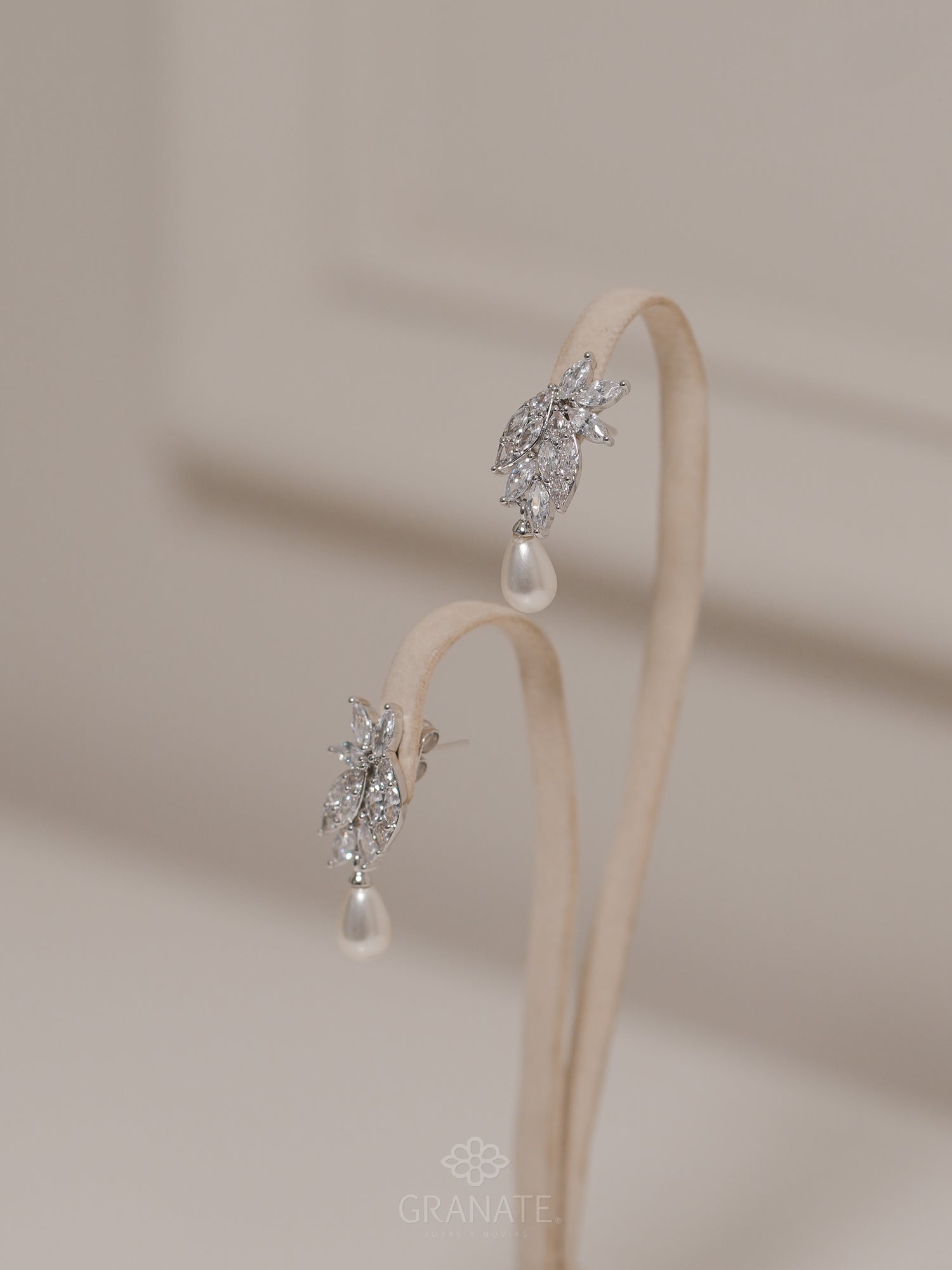 Aretes Hojas Descendiendo y Perla