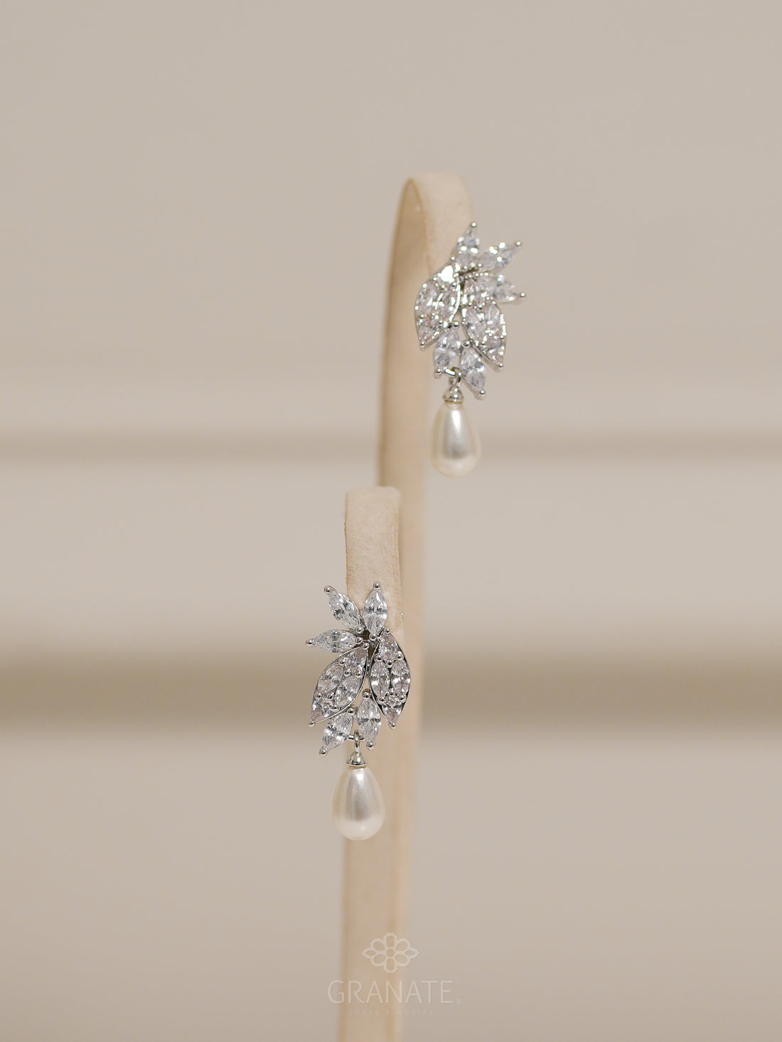 Aretes Hojas Descendiendo y Perla