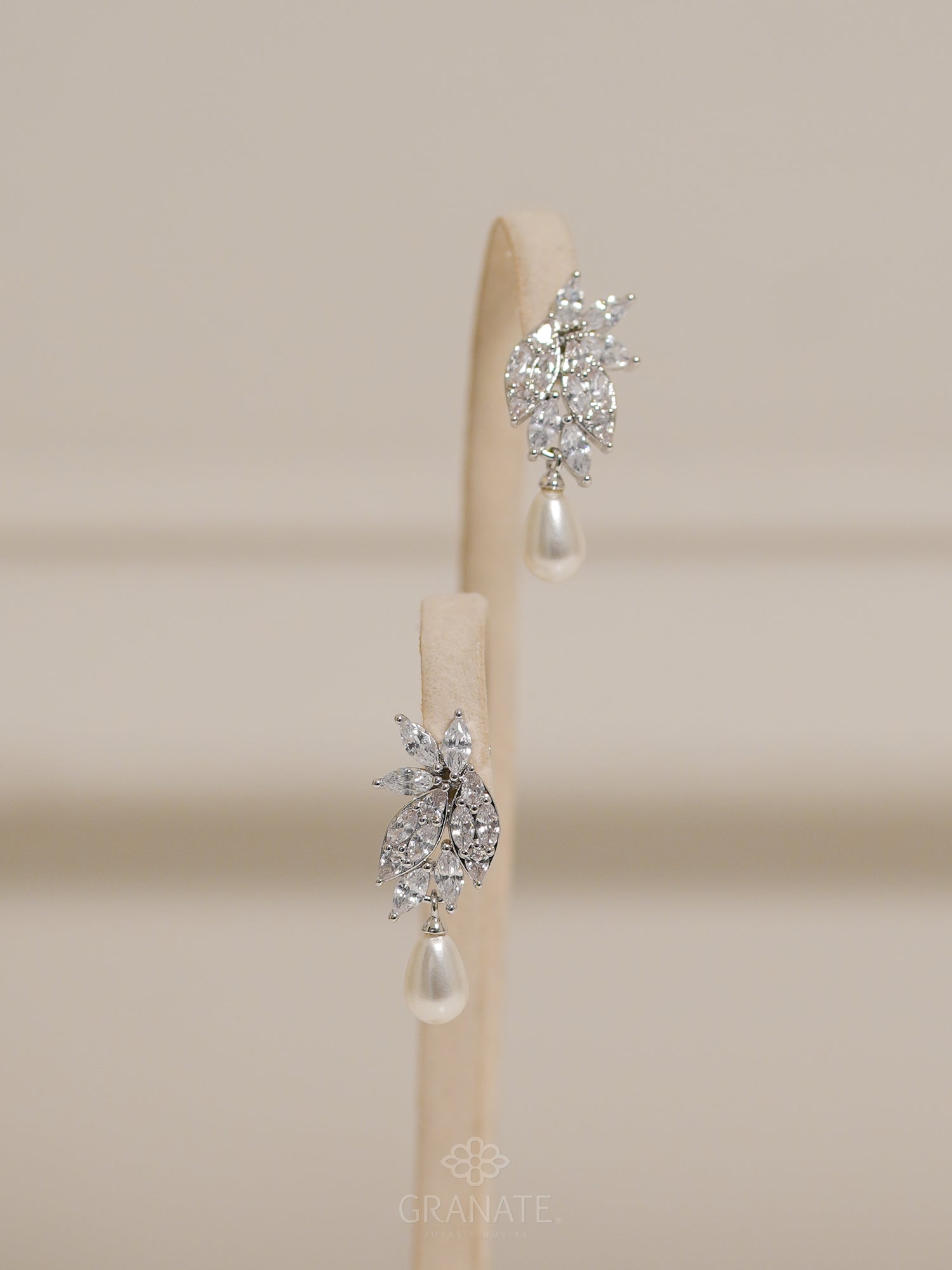 Aretes Hojas Descendiendo y Perla
