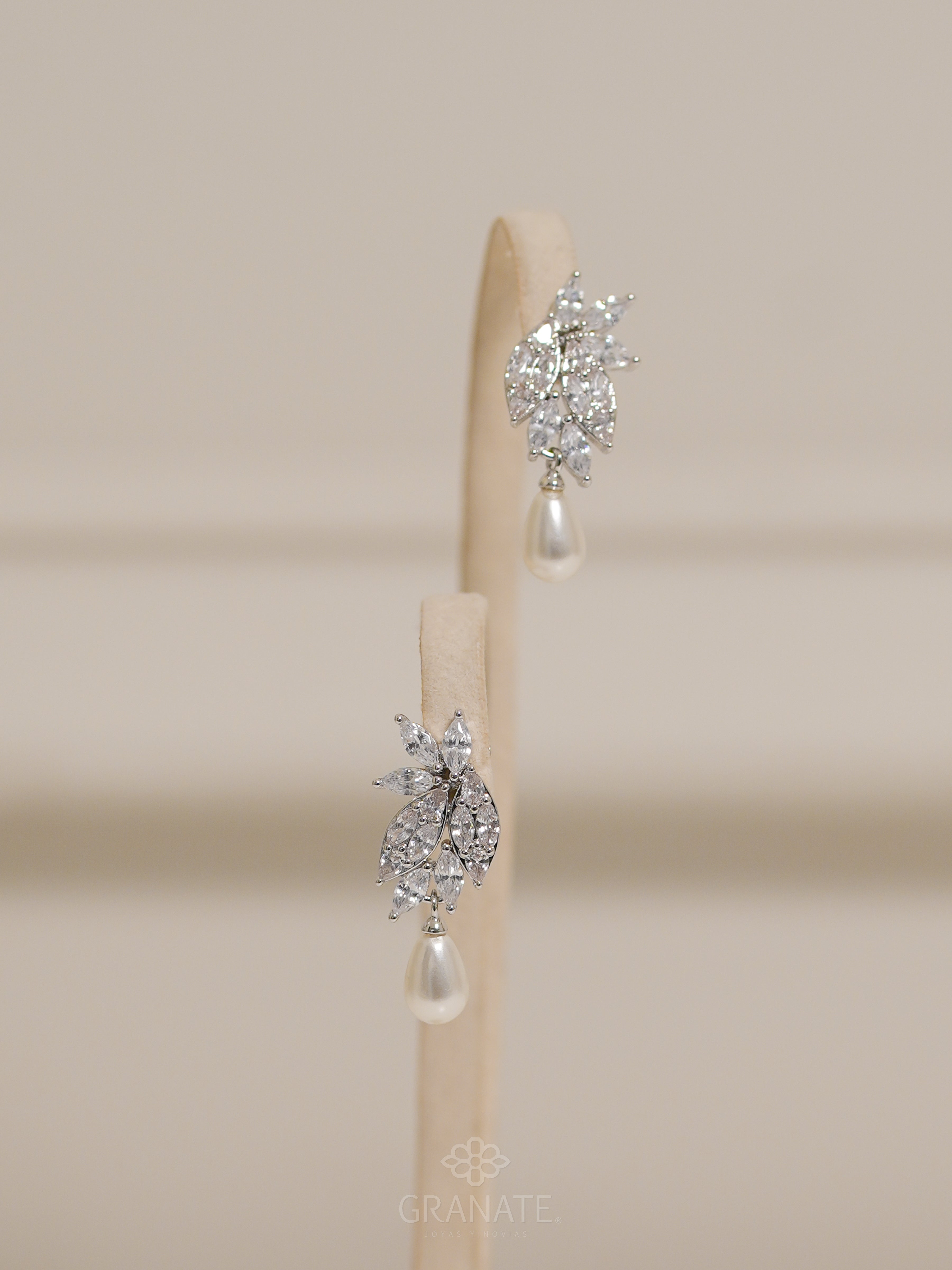 Aretes Hojas Descendiendo y Perla