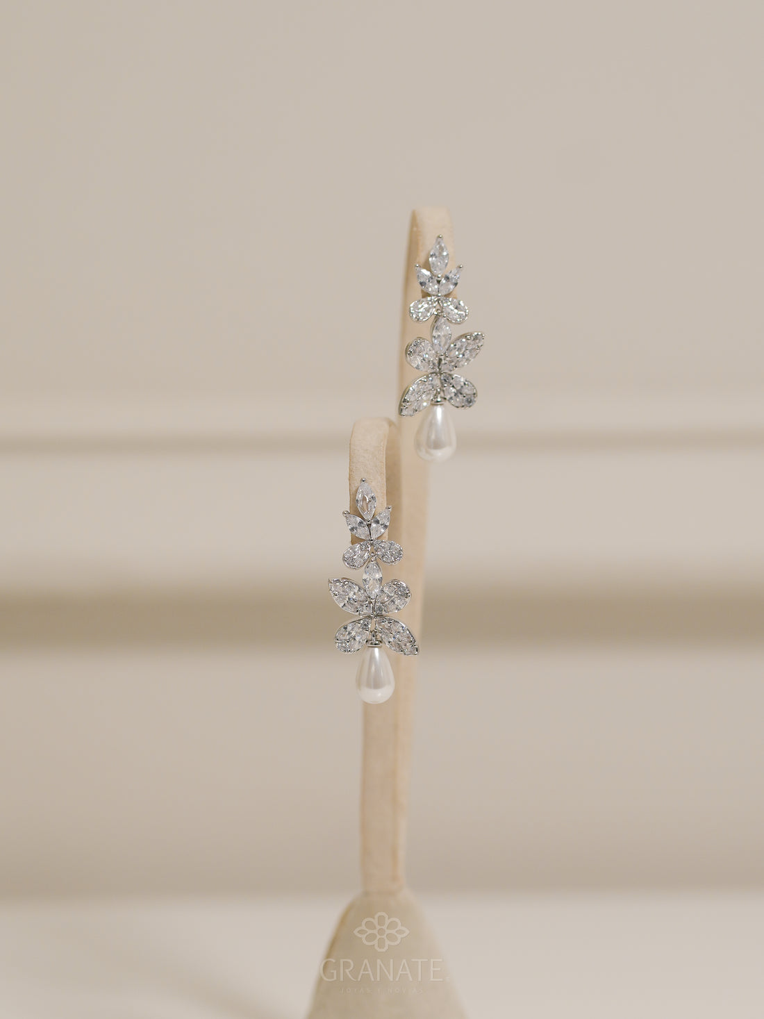 Aretes Hojas con Perla Gota