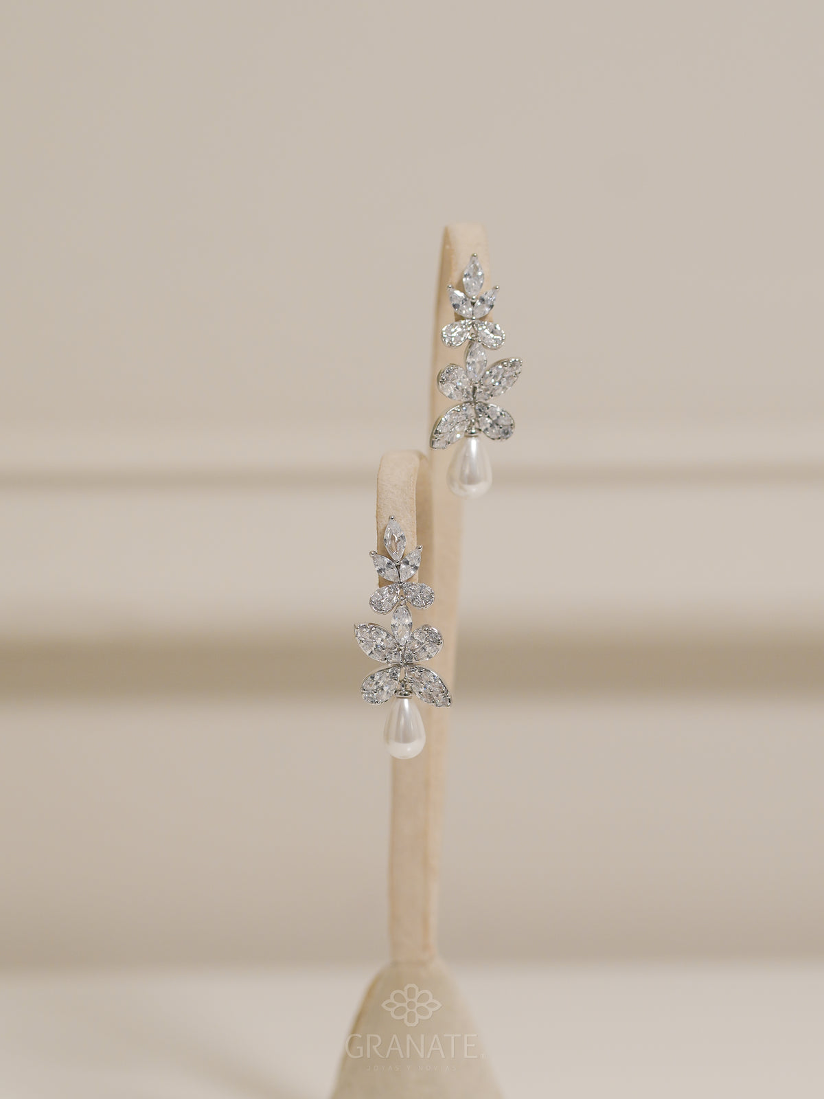 Aretes Hojas con Perla Gota