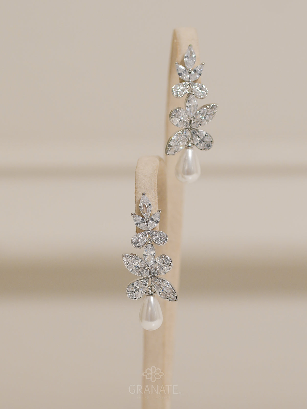 Aretes Hojas con Perla Gota