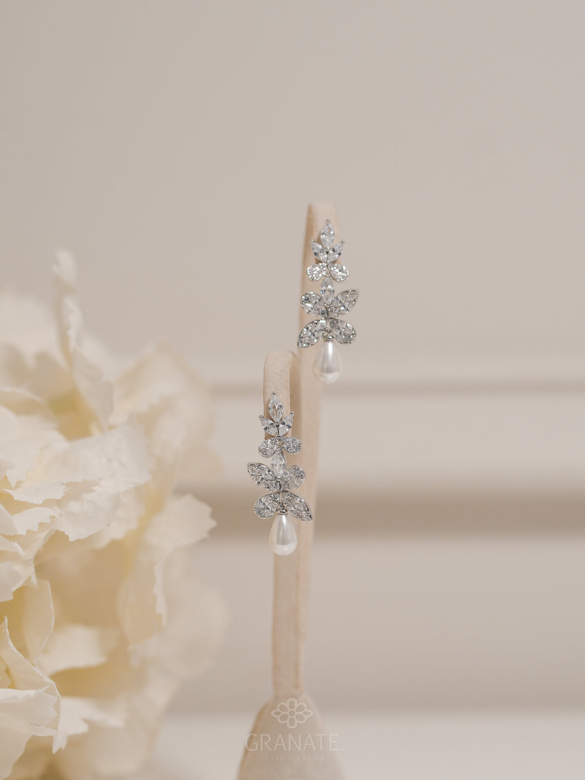 Aretes Hojas con Perla Gota
